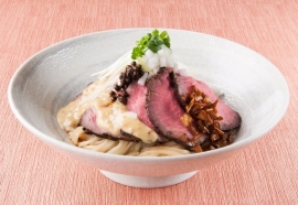 『ロースト葱の冷たーい油そば』(イートアンド発表資料より) 『ロースト葱の冷たーい油そば』(イートアンド発表資料より)