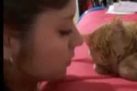 きれいなお姉さんでもネコはやっぱりこうするんですね！笑。