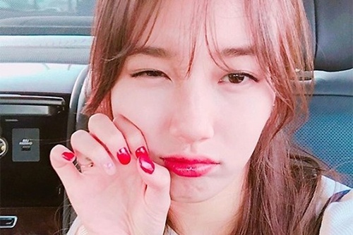 Miss Aのスジがかわいいキャットガールのポーズの写真をアップして注目を集めている。写真：スジのインスタグラム