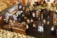 日本橋三越の吹き抜けの中央ホールに出現した『Jack Daniel’s Experience Store & Bar』、2階の売り場から眺めた会場。周囲は高級化粧品売場や高級アクセサリー売場が並ぶ一角だ