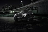 ビー・エム・ダブリュー（BMW）が200台限定で8月6日から販売開始する「BMW X3」の特別限定モデル「BMW X3Celebration Edition “BLACKOUT”（セレブレーション・エディション・ブラックアウト）」。（写真：同社発表資料より）