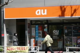 携帯電話・PHS 加入数は、2015年度末で1 億6,047万加入、人口普及率は126%超になった。写真は、都内のauショップ。 携帯電話・PHS 加入数は、2015年度末で1 億6,047万加入、人口普及率は126%超になった。写真は、都内のauショップ。