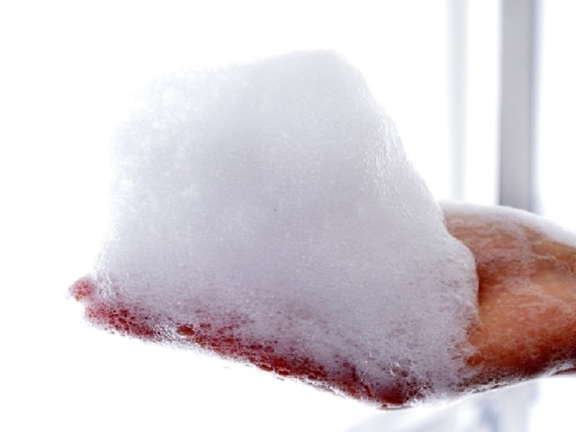 京セラは泡で洗えるスマートフォンでユーザーニーズに応える。