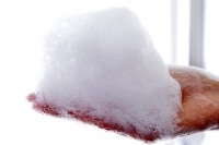 京セラは泡で洗えるスマートフォンでユーザーニーズに応える。