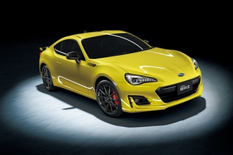 富士重工業が大幅改良して発売するスポーツカー「SUBARU BRZ」の最上級グレード「GT」をベースとした特別仕様車「Yellow Edition」（プロトタイプ）の外観。（写真提供：富士重工業）