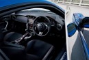富士重工業が大幅改良して発売するスポーツカー「SUBARU BRZ」のグレード「S」のインテリア。（MT車。レザー＆アルカンターラパッケージはメーカー装着オプション、ナビゲーションシステムはディーラー装着オプション）。（写真提供：富士重工業）