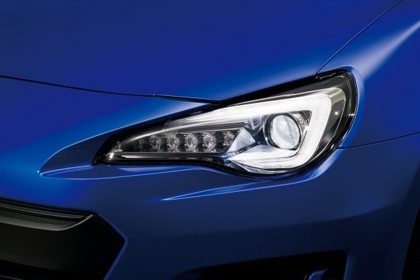 富士重工業が大幅改良して発売するスポーツカー「SUBARU BRZ」のフルLEDヘッドランプ。（写真提供：富士重工業）
