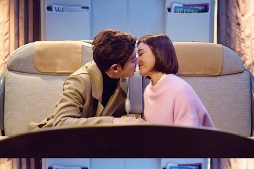 EXOチャニョルの中国映画でのキスシーンが公開された。写真：映画『だから、僕はアンチファンと結婚した』スチールカット