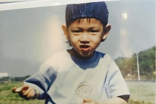 男性アイドルグループEXOのベッキョンが幼少期の写真を公開して注目を集めている。写真：ベッキョンのインスタグラム