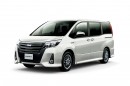 ミニバン「ノア」の特別仕様車「Si“W×B”」（ハイブリッド車、ホワイトパールクリスタルシャイン、オプション装着車）。（写真提供：トヨタ自動車）