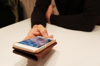 手帳型スマホケースは液晶画面をカバーできるほか、Suicaなどのカード類も収納できるため人気が高い。利用者は女性が多かったが、最近ではビジネスシーンで使えるスタイリッシュなデザインも増え、支持を拡大させている