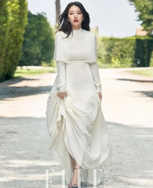 Miss Aスジの清純ながらセクシーな魅力の“女神級カット”が公開されて視線を引きつけた。写真：ELLEインスタグラム