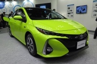 唯一、半期販売台数で10万台超となったのはトヨタ・プリウス。写真は、この秋トヨタから発売予定のPHVプリウス。