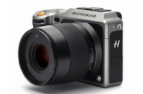 名門ハッセルブラッドは、中判ミラーレスカメラ「X1D」を発表した。日本での具体的な店頭予想価格は、ボディ102万円(税別)前後だという