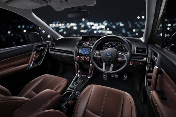 富士重工業が発売したフォレスターの特別仕様車「Brown Leather Selection」（グレード：2.0XT EyeSight Brown Leather Selection、ナビゲーションシステム、ステアリングリモコンはディーラー装着オプション）（写真提供：富士重工業）