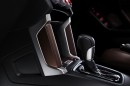富士重工業が発売したフォレスターの特別仕様車「Brown Leather Selection」の特別装備 センタートレイ加飾(ブラウン合成皮革巻+アイボリーステッチ+シルバー塗装)(写真提供:富士重工業) 富士重工業が発売したフォレスターの特別仕様車「Brown Leather Selection」の特別装備 センタートレイ加飾(ブラウン合成皮革巻+アイボリーステッチ+シルバー塗装)(写真提供:富士重工業)
