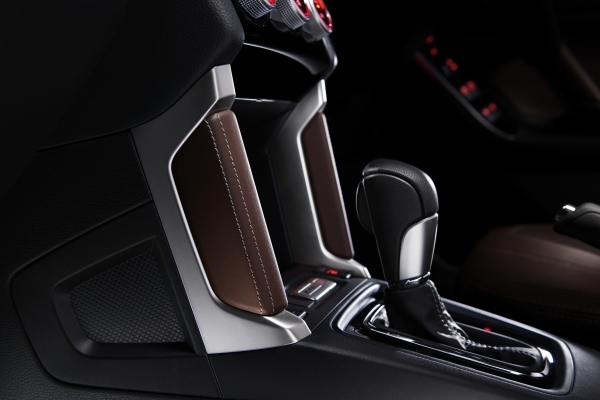 富士重工業が発売したフォレスターの特別仕様車「Brown Leather Selection」の特別装備　センタートレイ加飾（ブラウン合成皮革巻＋アイボリーステッチ＋シルバー塗装）（写真提供：富士重工業）