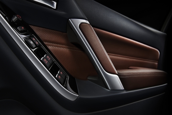 富士重工業が発売したフォレスターの特別仕様車「Brown Leather Selection」の特別装備　ドアトリム＆ドアアームレスト（ブラウン合成皮革＋アイボリーステッチ） / ドアグリップ加飾（ブラウン合成皮革巻＋アイボリーステッチ＋シルバー塗装） / ドアスイッチパネル（ピアノブラック調加飾＋シルバーフレーム）（写真提供：富士重工業）