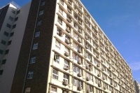 団地居住者の高齢化や孤立化が進む中、支援を打ち出す企業や自治体が増えている。UR都市機構はコンビニ3社と連携協定を締結し、首都圏や近畿圏を中心とするUR団地の空き店舗にコンビニを出店するとした。