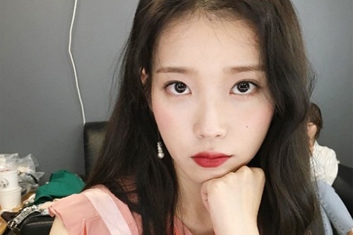 歌手IUが清純かつセクシーな姿を公開し、視線を集めている。[写真] IU インスタグラム