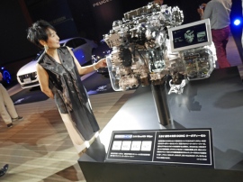 プジョー・シトロエン・ジャポンが、都内で「BlueHDi」ディーゼル搭載車を一挙に紹介した。おそらくPSAグループ合同の記者発表は日本で初めて。写真は2リッター「BlueHDi」ディーゼルと発表会の司会進行を担当したキャスター&アナウンサーの吉川美代子氏
