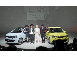 パリコレのファッションショー形式で披露した“『トゥインゴ パリ』コレクション”と題した新車記者発表。ファッションモデル2名とトランスジェンダー・タレントでモデルでもあるIVANさん(左から2人目)が、ルノー・ジャポン大極司社長(左から3人目)を囲んでTWINGOを紹介した