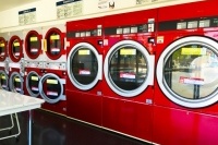 全国でコインランドリー店が増え続けている。厚生省の調査によると、2013年度における全国のコインランドリー数は1万6,693軒で、03年の12,849軒から約4,000軒増加した。