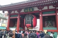 4～6月までの訪日外国人旅行者の旅行消費額は総額で9,533億円と、前年同期から7.2%増加した一方で、1人あたりの旅行支出は15万9,930円と前年同期に比べ9.9%減少した。写真は、東京都台東区、浅草寺の雷門。