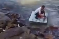 船に乗るために筏に乗っていくのですがすごい信頼関係です！