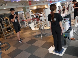 スポーツトレーニングジムなどの施設向けに、株式会社システムディが、アンチエージングサービス「Weldy Cloud(ウェルディ・クラウド)」の機能と一環として「SRソフトビジョン」を使った姿勢測定インターフェイスデバイスを開発。トレーナーは「SRソフトビジョン」の上に立ったメンバーをタブレットカメラで撮影、体幹の測定を行なう スポーツトレーニングジムなどの施設向けに、株式会社システムディが、アンチエージングサービス「Weldy Cloud(ウェルディ・クラウド)」の機能と一環として「SRソフトビジョン」を使った姿勢測定インターフェイスデバイスを開発。トレーナーは「SRソフトビジョン」の上に立ったメンバーをタブレットカメラで撮影、体幹の測定を行なう