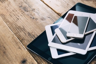 スマートフォンを保有する個人の割合が初めて50％を超えたことが、総務省の通信利用動向調査で明らかになった。