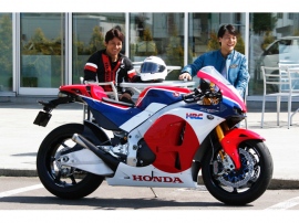 福士誠治氏(写真右)、伊藤真一氏とホンダのレーサーRC213V-Sの収録シーン 福士誠治氏(写真右)、伊藤真一氏とホンダのレーサーRC213V-Sの収録シーン