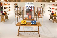 ロエベ限定イベント「シグニチャー コレクション」日本橋三越で開催、16年秋冬アイテムが一部先行発売