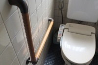 自宅トイレの温水洗浄便座の装着状況を尋ねると、全体では69.4%が「装着されている」との結果になった