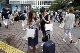 スマートフォン向けゲーム「ポケモンGO」のプレイ率は39%に達したことがMMD研究所の調べで分かった。写真は、都内の路上でポケモンGOをプレイする女性。(Photographer: Kiyoshi Ota/Bloomberg via Getty Images) スマートフォン向けゲーム「ポケモンGO」のプレイ率は39%に達したことがMMD研究所の調べで分かった。写真は、都内の路上でポケモンGOをプレイする女性。(Photographer: Kiyoshi Ota/Bloomberg via Getty Images)