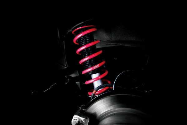 「SUBARU XV HYBRID」をベースとした特別仕様車「SUBARU XV HYBRID tS」のSTI製リヤダンパー＆コイルスプリング。 （写真提供：富士重工業）