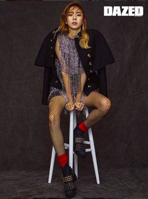 女優で歌手のユイのミリタリーファッションによるグラビアが公開されて目を引いた。写真：DAZED Korea