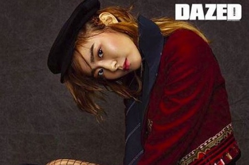 女優で歌手のユイのミリタリーファッションによるグラビアが公開されて目を引いた。写真：DAZED Korea