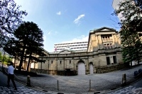 日銀会合が黒い雲のようにたれ込め、経済対策を表明しても、報道が先走っても、伸びきれず終値は16600円台どまり。そして「部分的緩和」で激しく踊る、乱高下タンゴ。