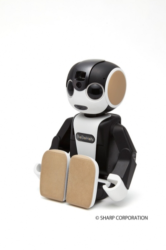 シャープは3日、ロボット型携帯電話「ロボホン（RoBoHoN）」の分割払いの新販売プラン「月々コース」を新たに設定した。（写真提供：シャープ）