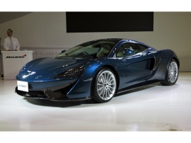 マクラーレン・オートモーティブが新型スポーツカー「マクラーレン570GT」を日本初披露した。今年の春のジュネーブ・ショーでワールドプレミアとなったモデルの右ハンドル仕様だ。車両本体価格は2752万7000円から マクラーレン・オートモーティブが新型スポーツカー「マクラーレン570GT」を日本初披露した。今年の春のジュネーブ・ショーでワールドプレミアとなったモデルの右ハンドル仕様だ。車両本体価格は2752万7000円から