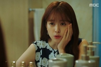 ドラマ『W』で、今回はイ・ジョンソクがハン・ヒョジュの住む現実世界へと向かった。写真：MBC『W』