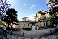 下回った要因としては、大手銀行を中心に国債残高を減らしていることが挙げられるという