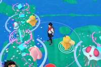 上野恩賜公園の不忍池付近では、水系ポケモンが大量に出現した。画面では、メノクラゲ、コダック2体、ヤドン、ドククラゲが確認できる。