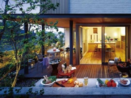 積水ハウスが提案する「アウターダイニング」。深い軒やパーゴラ、オーニングなど屋根の工夫をすることで、様々な期間楽しめることを提案。 積水ハウスが提案する「アウターダイニング」。深い軒やパーゴラ、オーニングなど屋根の工夫をすることで、様々な期間楽しめることを提案。