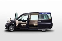 2013年の「東京モーターショー」でトヨタブースに展示された「JPN TAXI Concept」。このモデルは当時、国交省が提示した「標準仕様ユニバーサルデザインタクシー認定要領」に適合していた
