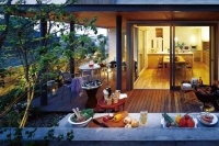 積水ハウスが提案する「アウターダイニング」。深い軒やパーゴラ、オーニングなど屋根の工夫をすることで、様々な期間楽しめることを提案。