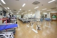 信州大学が開発する生活支援ロボット「curara(くらら)」は、装着タイプの動作支援ロボットで下肢モデル、上肢モデルがそれぞれ独立している。同ロボットの特徴は、「神経振動子」と呼ばれる部品を使って同調制御することで、筋電電極を貼りつけることなく人の動きを検知し、自然で無理のない動作補助が可能となる。