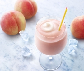 国産の桃を使用した「マックシェイク」の新商品「マックシェイク もも」 (日本マクドナルドの発表資料より) 国産の桃を使用した「マックシェイク」の新商品「マックシェイク もも」 (日本マクドナルドの発表資料より)