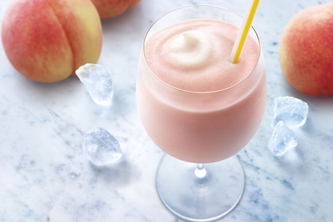 国産の桃を使用した「マックシェイク」の新商品「マックシェイク もも」 （日本マクドナルドの発表資料より）